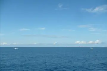 Vous verrez d'autres bateaux au loin