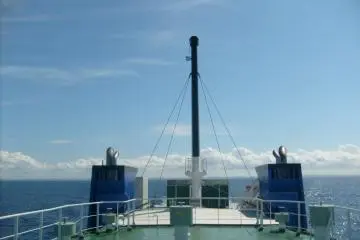 La vue de derrière vers la terre
