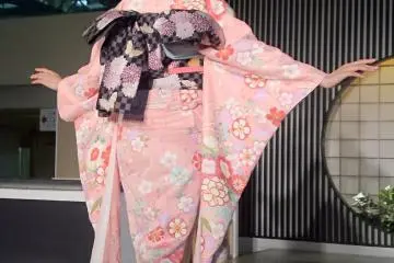 Big black bow tied at the back balanced the femininity of this kimono