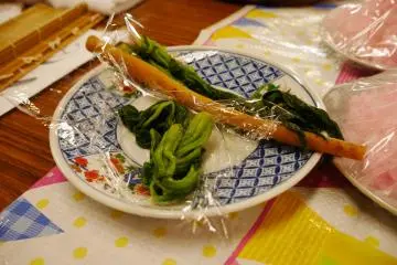 Gobo and spinach make up the vegetables for this makizushi