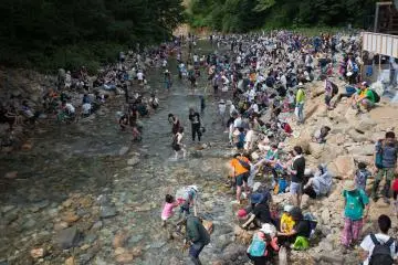 Punters soaking their feet in the river (Photo: Adam Buczek)
