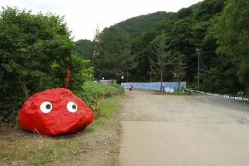 Stop on the red. Like a traffic light, I had to pause and chat briefly with this red chap