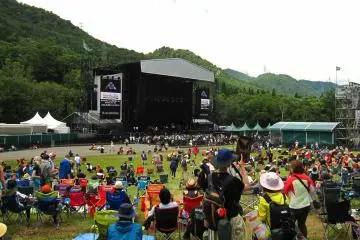 In the morning, Green Stage is quite subdued. But in the evening, every bit of space would be filled up