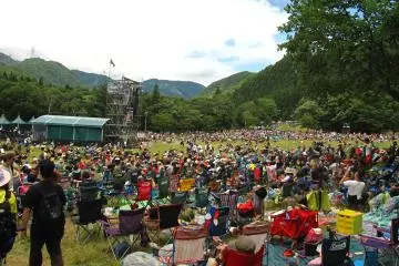 Under the Naeba sky, Fujirockers make themselves comfortable. They brought every piece of convenience possible
