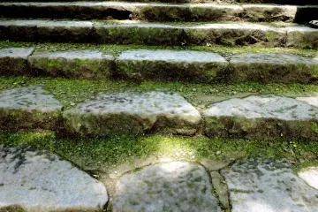 บางส่วนของขั้นบันใดหินที่มีอยู่มากมา