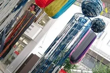 Dekorasi berwarna nila ini sangat terkenal