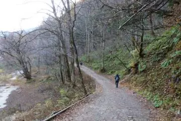 Trail on east side of river