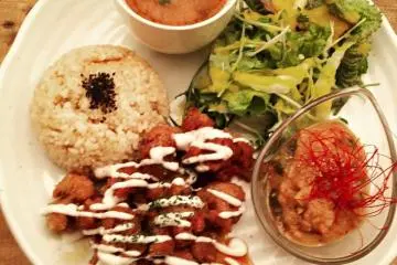 Set Meal at Natural Bar Paprika Vegan Dining　 (Photo: Etsuko Noda)