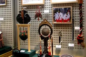 A display of instruments comes with information and headphones to listen the sounds of instruments