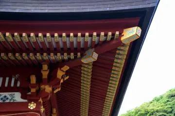 Beautiful decorative paint-work on Mai-den