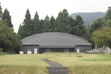 <p>หน้าต่างโรงหนังที่ติดกับฝั่งเมืองทาเทยาม่า</p>