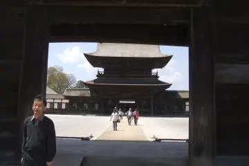 Walking through the Somon into the outer courtyard