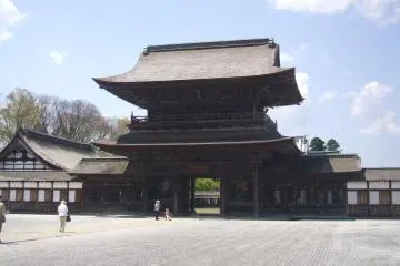 Crossing the raked pebble courtyard to the Sanmon (inner gateway)