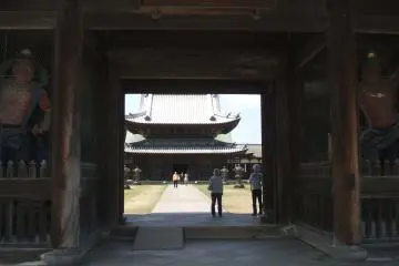 Entering the inner grounds of the temple throught the Sanmon, guarded by fierce Nio