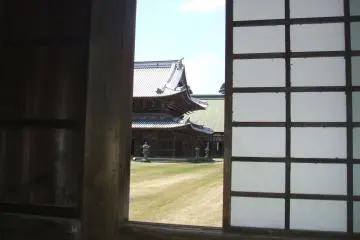 <p>มองไปที่ลานภายในจากทางเดินรอบๆนอกที่เชื่อมต่อกับภายนอกอาคาร</p>