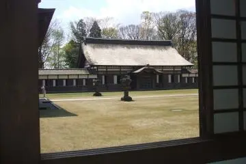 <p>มองผ่านลานด้านในจากทางเดิน</p>