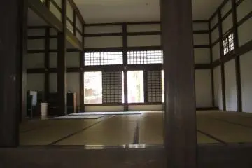 <p>ห้องพักตั้งอยู่ในทางเดิน</p>
