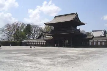 <p>มองไปที่โซม่อน ผ่านลานด้านในจากด้านหลังอาราม</p>