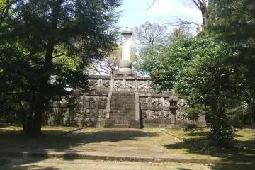 <p>หลุมฝังศพของท่านมาเอดะ</p>