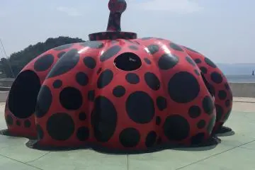 Pahatan Red Pumpkin buatan Yayoi Kusama