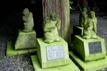 Under a cedar tree, at the top of the temple stairs (Photo: S. C. Kurokawa)