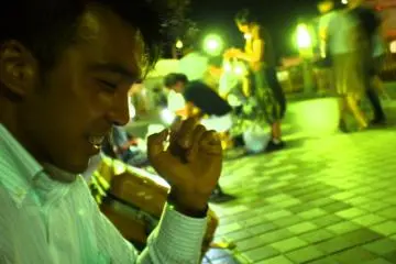 Dee, not a Pokemon gatherer, does a live report to his friends about our Enoshima adventure
