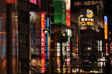 The neon is capable of hypnotizing anyone.