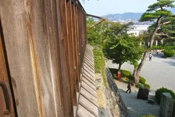 <p>ที่ซึ่งปราสาทบรรจบกับฐาน</p>