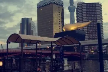 Vista del Tokyo Sky Tree y la sede de la cervecería Asahi.