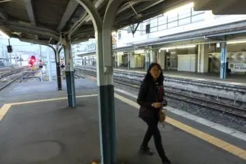 Miwa waiting at a typical train platform
