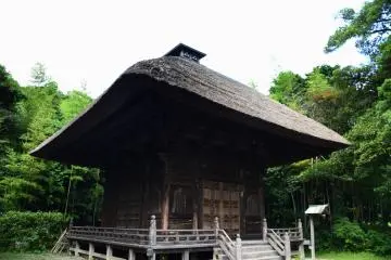 Shakado stands beside the main hall