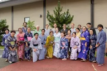 Orang-orang yang memakai yukata saat festival