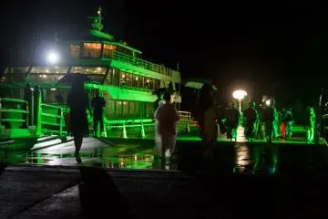 Cahaya hijau misterius di pelabuhan kapal feri