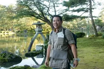 ตะเกียงหินโคโตจิโทโร (Kotojitodo Stone Lantern) ออกแบบในลักษณะ ของ koto (พิณญี่ปุ่น)