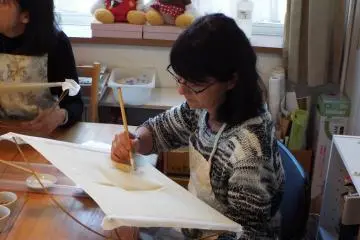 Miwa applying dye to the design