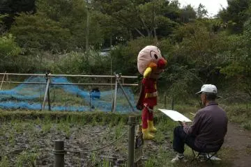 A man sketches a kakashi