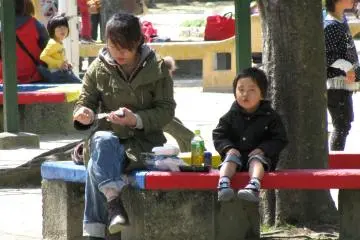 Makan siang di taman di Osaka