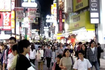 Shibuya saat malam selalu sibuk