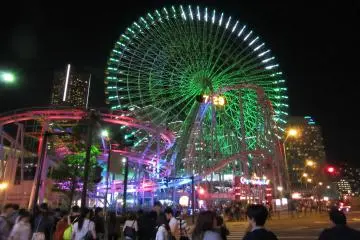 Cosmo World di Yokohama sangat populer untuk jalan-jalan
