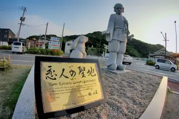 Statue of the fabled white rabbit and his saviour