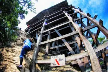 Some areas are perfectly vertical and use chains to go up