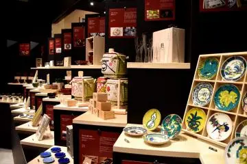 Small plates with traditional paintings on them...I want some of these, too!