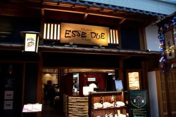 Even a pizzeria has a retro-modern Japanese look