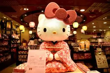 Kitty in pretty kimono welcomes you!