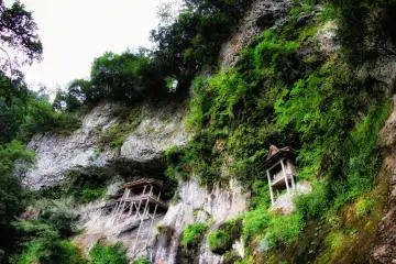 Nageiredo hall was built straight into the mountain
