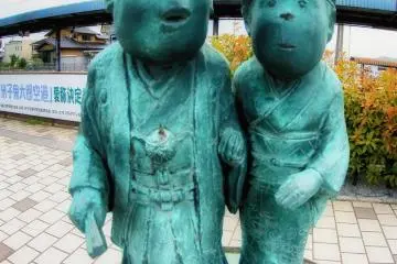 A statue of the author and his wife
