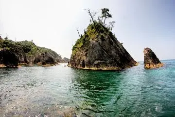 There are many of these small islands in the area
