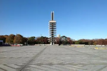 <p>The memorial tower is on the Plaza where people spend their leisure time.</p>