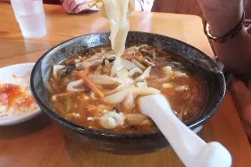 Mie yang dipotong dengan pisau di Yokohama