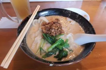 Mie daging babi yang dipotong dengan pisau